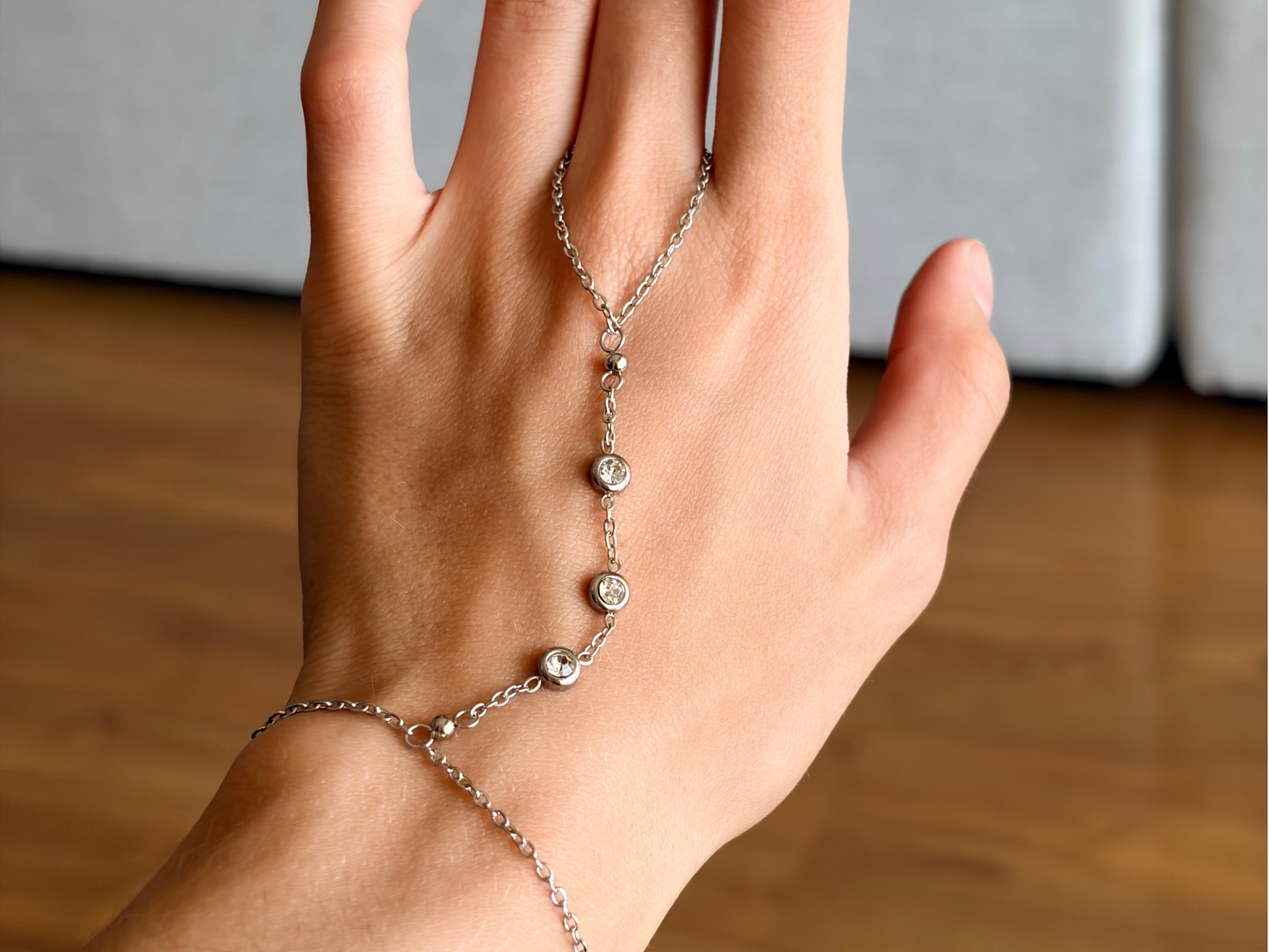 Alessia Handchain