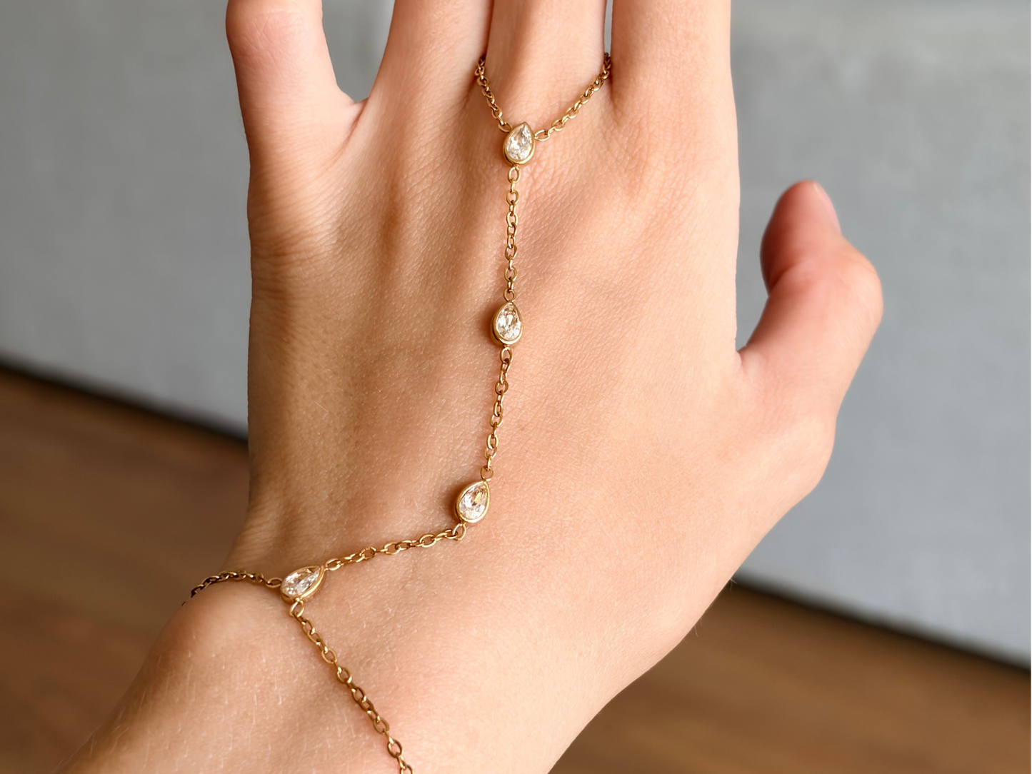 Criss Handchain